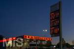 12.09.2026,  Bad Wörishofen in Bayern, Spritpreisanzeige an einer Freien V-Markt-Tankstelle in Bad Wörishofen (Unterallgäu), der Diesel kostet 2,27 Euro. Super-Benzin E10 2,12 Euro pro Liter. Super 2,18 EURO.     