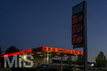 12.09.2026,  Bad Wörishofen in Bayern, Spritpreisanzeige an einer Freien V-Markt-Tankstelle in Bad Wörishofen (Unterallgäu), der Diesel kostet 2,27 Euro. Super-Benzin E10 2,12 Euro pro Liter. Super 2,18 EURO.     