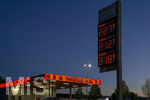 12.09.2026,  Bad Wörishofen in Bayern, Spritpreisanzeige an einer Freien V-Markt-Tankstelle in Bad Wörishofen (Unterallgäu), der Diesel kostet 2,27 Euro. Super-Benzin E10 2,12 Euro pro Liter. Super 2,18 EURO.     