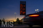 12.09.2026,  Bad Wörishofen in Bayern, Spritpreisanzeige an einer Freien V-Markt-Tankstelle in Bad Wörishofen (Unterallgäu), der Diesel kostet 2,27 Euro. Super-Benzin E10 2,12 Euro pro Liter. Super 2,18 EURO.     