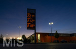 12.09.2026,  Bad Wörishofen in Bayern, Spritpreisanzeige an einer Freien V-Markt-Tankstelle in Bad Wörishofen (Unterallgäu), der Diesel kostet 2,27 Euro. Super-Benzin E10 2,12 Euro pro Liter. Super 2,18 EURO.     