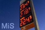 14.09.2026,  Bad Wörishofen in Bayern, Spritpreisanzeige an einer Freien V-Markt-Tankstelle in Bad Wörishofen (Unterallgäu), der Diesel kostet 2,34 Euro. Super-Benzin E10 2,18 Euro pro Liter. Super 2,24 EURO.       