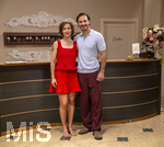 16.09.2026,  ARD-Telenovela STURM DER LIEBE, Fototermin zur 23.Staffel am Film-Set in München, bei Bavaria-Film in Geiselgasteig, in der Studio-Kulisse des fiktiven Hotels Fürstenhof. Die neue Staffel startet am 4.11.2026. v.li: Schauspielerin Pippa Fee Rupperti (Rolle Emilia Jakobi) und Schauspieler Jaime Ferkic (Rolle Massimo Foghetti) an der Rezeption in den Kulissen der Serie.