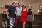 16.09.2026,  ARD-Telenovela STURM DER LIEBE, Fototermin zur 23.Staffel am Film-Set in München, bei Bavaria-Film in Geiselgasteig, in der Studio-Kulisse des fiktiven Hotels Fürstenhof. v.li: Produzent Peter Proske-Clayton, Schauspieler Jaime Ferkic (Rolle Massimo Foghetti) und Schauspielerin Pippa Fee Rupperti (Rolle Emilia Jakobi), Redakteurin Lara Okamoto. Die neue Staffel startet am 4.11.2026.
