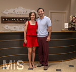 16.09.2026,  ARD-Telenovela STURM DER LIEBE, Fototermin zur 23.Staffel am Film-Set in München, bei Bavaria-Film in Geiselgasteig, in der Studio-Kulisse des fiktiven Hotels Fürstenhof. Die neue Staffel startet am 4.11.2026. v.li: Schauspielerin Pippa Fee Rupperti (Rolle Emilia Jakobi) und Schauspieler Jaime Ferkic (Rolle Massimo Foghetti) an der Rezeption in den Kulissen der Serie.