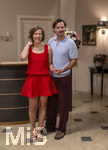 16.09.2026,  ARD-Telenovela STURM DER LIEBE, Fototermin zur 23.Staffel am Film-Set in München, bei Bavaria-Film in Geiselgasteig, in der Studio-Kulisse des fiktiven Hotels Fürstenhof. Die neue Staffel startet am 4.11.2026. v.li: Schauspielerin Pippa Fee Rupperti (Rolle Emilia Jakobi) und Schauspieler Jaime Ferkic (Rolle Massimo Foghetti) an der Rezeption in den Kulissen der Serie.
