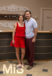 16.09.2026,  ARD-Telenovela STURM DER LIEBE, Fototermin zur 23.Staffel am Film-Set in München, bei Bavaria-Film in Geiselgasteig, in der Studio-Kulisse des fiktiven Hotels Fürstenhof. Die neue Staffel startet am 4.11.2026. v.li: Schauspielerin Pippa Fee Rupperti (Rolle Emilia Jakobi) und Schauspieler Jaime Ferkic (Rolle Massimo Foghetti) an der Rezeption in den Kulissen der Serie.