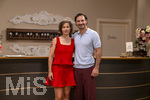 16.09.2026,  ARD-Telenovela STURM DER LIEBE, Fototermin zur 23.Staffel am Film-Set in München, bei Bavaria-Film in Geiselgasteig, in der Studio-Kulisse des fiktiven Hotels Fürstenhof. Die neue Staffel startet am 4.11.2026. v.li: Schauspielerin Pippa Fee Rupperti (Rolle Emilia Jakobi) und Schauspieler Jaime Ferkic (Rolle Massimo Foghetti) an der Rezeption in den Kulissen der Serie.