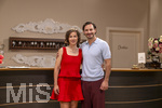 16.09.2026,  ARD-Telenovela STURM DER LIEBE, Fototermin zur 23.Staffel am Film-Set in München, bei Bavaria-Film in Geiselgasteig, in der Studio-Kulisse des fiktiven Hotels Fürstenhof. Die neue Staffel startet am 4.11.2026. v.li: Schauspielerin Pippa Fee Rupperti (Rolle Emilia Jakobi) und Schauspieler Jaime Ferkic (Rolle Massimo Foghetti) an der Rezeption in den Kulissen der Serie.