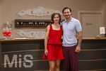 16.09.2026,  ARD-Telenovela STURM DER LIEBE, Fototermin zur 23.Staffel am Film-Set in München, bei Bavaria-Film in Geiselgasteig, in der Studio-Kulisse des fiktiven Hotels Fürstenhof. Die neue Staffel startet am 4.11.2026. v.li: Schauspielerin Pippa Fee Rupperti (Rolle Emilia Jakobi) und Schauspieler Jaime Ferkic (Rolle Massimo Foghetti) an der Rezeption in den Kulissen der Serie.