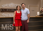 16.09.2026,  ARD-Telenovela STURM DER LIEBE, Fototermin zur 23.Staffel am Film-Set in München, bei Bavaria-Film in Geiselgasteig, in der Studio-Kulisse des fiktiven Hotels Fürstenhof. Die neue Staffel startet am 4.11.2026. v.li: Schauspielerin Pippa Fee Rupperti (Rolle Emilia Jakobi) und Schauspieler Jaime Ferkic (Rolle Massimo Foghetti) an der Rezeption in den Kulissen der Serie.