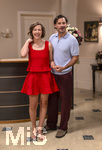 16.09.2026,  ARD-Telenovela STURM DER LIEBE, Fototermin zur 23.Staffel am Film-Set in München, bei Bavaria-Film in Geiselgasteig, in der Studio-Kulisse des fiktiven Hotels Fürstenhof. Die neue Staffel startet am 4.11.2026. v.li: Schauspielerin Pippa Fee Rupperti (Rolle Emilia Jakobi) und Schauspieler Jaime Ferkic (Rolle Massimo Foghetti) an der Rezeption in den Kulissen der Serie.