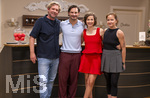 16.09.2026,  ARD-Telenovela STURM DER LIEBE, Fototermin zur 23.Staffel am Film-Set in München, bei Bavaria-Film in Geiselgasteig, in der Studio-Kulisse des fiktiven Hotels Fürstenhof. v.li: Produzent Peter Proske-Clayton, Schauspieler Jaime Ferkic (Rolle Massimo Foghetti) und Schauspielerin Pippa Fee Rupperti (Rolle Emilia Jakobi), Redakteurin Lara Okamoto. Die neue Staffel startet am 4.11.2026.