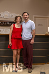 16.09.2026,  ARD-Telenovela STURM DER LIEBE, Fototermin zur 23.Staffel am Film-Set in München, bei Bavaria-Film in Geiselgasteig, in der Studio-Kulisse des fiktiven Hotels Fürstenhof. Die neue Staffel startet am 4.11.2026. v.li: Schauspielerin Pippa Fee Rupperti (Rolle Emilia Jakobi) und Schauspieler Jaime Ferkic (Rolle Massimo Foghetti) an der Rezeption in den Kulissen der Serie.
