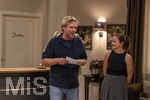 16.09.2026,  ARD-Telenovela STURM DER LIEBE, Fototermin zur 23.Staffel am Film-Set in München, bei Bavaria-Film in Geiselgasteig, in der Studio-Kulisse des fiktiven Hotels Fürstenhof. Die neue Staffel startet am 4.11.2026. v.li: Produzent Peter Proske-Clayton mit der Redakteurin Lara Okamoto an der Rezeption in den Kulissen der Serie.