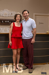 16.09.2026,  ARD-Telenovela STURM DER LIEBE, Fototermin zur 23.Staffel am Film-Set in München, bei Bavaria-Film in Geiselgasteig, in der Studio-Kulisse des fiktiven Hotels Fürstenhof. Die neue Staffel startet am 4.11.2026. v.li: Schauspielerin Pippa Fee Rupperti (Rolle Emilia Jakobi) und Schauspieler Jaime Ferkic (Rolle Massimo Foghetti) an der Rezeption in den Kulissen der Serie. 