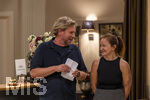 16.09.2026,  ARD-Telenovela STURM DER LIEBE, Fototermin zur 23.Staffel am Film-Set in München, bei Bavaria-Film in Geiselgasteig, in der Studio-Kulisse des fiktiven Hotels Fürstenhof. Die neue Staffel startet am 4.11.2026. v.li: Produzent Peter Proske-Clayton mit der Redakteurin Lara Okamoto an der Rezeption in den Kulissen der Serie.