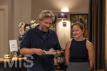 16.09.2026,  ARD-Telenovela STURM DER LIEBE, Fototermin zur 23.Staffel am Film-Set in München, bei Bavaria-Film in Geiselgasteig, in der Studio-Kulisse des fiktiven Hotels Fürstenhof. Die neue Staffel startet am 4.11.2026. v.li: Produzent Peter Proske-Clayton mit der Redakteurin Lara Okamoto an der Rezeption in den Kulissen der Serie.