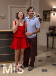 16.09.2026,  ARD-Telenovela STURM DER LIEBE, Fototermin zur 23.Staffel am Film-Set in München, bei Bavaria-Film in Geiselgasteig, in der Studio-Kulisse des fiktiven Hotels Fürstenhof. Die neue Staffel startet am 4.11.2026. v.li: Schauspielerin Pippa Fee Rupperti (Rolle Emilia Jakobi) und Schauspieler Jaime Ferkic (Rolle Massimo Foghetti) an der Rezeption in den Kulissen der Serie. 