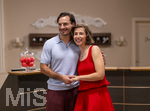 16.09.2026,  ARD-Telenovela STURM DER LIEBE, Fototermin zur 23.Staffel am Film-Set in München, bei Bavaria-Film in Geiselgasteig, in der Studio-Kulisse des fiktiven Hotels Fürstenhof. Die neue Staffel startet am 4.11.2026. v.re. Schauspielerin Pippa Fee Rupperti (Rolle Emilia Jakobi) und Schauspieler Jaime Ferkic (Rolle Massimo Foghetti) an der Rezeption in den Kulissen der Serie. 