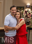16.09.2026,  ARD-Telenovela STURM DER LIEBE, Fototermin zur 23.Staffel am Film-Set in München, bei Bavaria-Film in Geiselgasteig, in der Studio-Kulisse des fiktiven Hotels Fürstenhof. Die neue Staffel startet am 4.11.2026. v.re. Schauspielerin Pippa Fee Rupperti (Rolle Emilia Jakobi) und Schauspieler Jaime Ferkic (Rolle Massimo Foghetti) an der Rezeption in den Kulissen der Serie. 