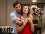16.09.2026,  ARD-Telenovela STURM DER LIEBE, Fototermin zur 23.Staffel am Film-Set in München, bei Bavaria-Film in Geiselgasteig, in der Studio-Kulisse des fiktiven Hotels Fürstenhof. Die neue Staffel startet am 4.11.2026. v.re. Schauspielerin Pippa Fee Rupperti (Rolle Emilia Jakobi) und Schauspieler Jaime Ferkic (Rolle Massimo Foghetti) an der Rezeption in den Kulissen der Serie. 