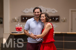 16.09.2026,  ARD-Telenovela STURM DER LIEBE, Fototermin zur 23.Staffel am Film-Set in München, bei Bavaria-Film in Geiselgasteig, in der Studio-Kulisse des fiktiven Hotels Fürstenhof. Die neue Staffel startet am 4.11.2026. v.re. Schauspielerin Pippa Fee Rupperti (Rolle Emilia Jakobi) und Schauspieler Jaime Ferkic (Rolle Massimo Foghetti) an der Rezeption in den Kulissen der Serie. 