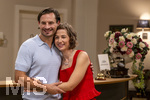 16.09.2026,  ARD-Telenovela STURM DER LIEBE, Fototermin zur 23.Staffel am Film-Set in München, bei Bavaria-Film in Geiselgasteig, in der Studio-Kulisse des fiktiven Hotels Fürstenhof. Die neue Staffel startet am 4.11.2026. v.re. Schauspielerin Pippa Fee Rupperti (Rolle Emilia Jakobi) und Schauspieler Jaime Ferkic (Rolle Massimo Foghetti) an der Rezeption in den Kulissen der Serie. 