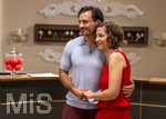 16.09.2026,  ARD-Telenovela STURM DER LIEBE, Fototermin zur 23.Staffel am Film-Set in München, bei Bavaria-Film in Geiselgasteig, in der Studio-Kulisse des fiktiven Hotels Fürstenhof. Die neue Staffel startet am 4.11.2026. v.re. Schauspielerin Pippa Fee Rupperti (Rolle Emilia Jakobi) und Schauspieler Jaime Ferkic (Rolle Massimo Foghetti) an der Rezeption in den Kulissen der Serie. 