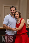 16.09.2026,  ARD-Telenovela STURM DER LIEBE, Fototermin zur 23.Staffel am Film-Set in München, bei Bavaria-Film in Geiselgasteig, in der Studio-Kulisse des fiktiven Hotels Fürstenhof. Die neue Staffel startet am 4.11.2026. v.re. Schauspielerin Pippa Fee Rupperti (Rolle Emilia Jakobi) und Schauspieler Jaime Ferkic (Rolle Massimo Foghetti) an der Rezeption in den Kulissen der Serie. 