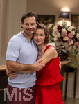 16.09.2026,  ARD-Telenovela STURM DER LIEBE, Fototermin zur 23.Staffel am Film-Set in München, bei Bavaria-Film in Geiselgasteig, in der Studio-Kulisse des fiktiven Hotels Fürstenhof. Die neue Staffel startet am 4.11.2026. v.re. Schauspielerin Pippa Fee Rupperti (Rolle Emilia Jakobi) und Schauspieler Jaime Ferkic (Rolle Massimo Foghetti) an der Rezeption in den Kulissen der Serie. 