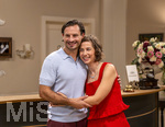 16.09.2026,  ARD-Telenovela STURM DER LIEBE, Fototermin zur 23.Staffel am Film-Set in München, bei Bavaria-Film in Geiselgasteig, in der Studio-Kulisse des fiktiven Hotels Fürstenhof. Die neue Staffel startet am 4.11.2026. v.re. Schauspielerin Pippa Fee Rupperti (Rolle Emilia Jakobi) und Schauspieler Jaime Ferkic (Rolle Massimo Foghetti) an der Rezeption in den Kulissen der Serie.  