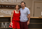 16.09.2026,  ARD-Telenovela STURM DER LIEBE, Fototermin zur 23.Staffel am Film-Set in München, bei Bavaria-Film in Geiselgasteig, in der Studio-Kulisse des fiktiven Hotels Fürstenhof. Die neue Staffel startet am 4.11.2026. v.li. Schauspielerin Pippa Fee Rupperti (Rolle Emilia Jakobi) und Schauspieler Jaime Ferkic (Rolle Massimo Foghetti) an der Rezeption in den Kulissen der Serie.  