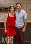 16.09.2026,  ARD-Telenovela STURM DER LIEBE, Fototermin zur 23.Staffel am Film-Set in München, bei Bavaria-Film in Geiselgasteig, in der Studio-Kulisse des fiktiven Hotels Fürstenhof. Die neue Staffel startet am 4.11.2026. v.li. Schauspielerin Pippa Fee Rupperti (Rolle Emilia Jakobi) und Schauspieler Jaime Ferkic (Rolle Massimo Foghetti) an der Rezeption in den Kulissen der Serie.  