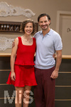 16.09.2026,  ARD-Telenovela STURM DER LIEBE, Fototermin zur 23.Staffel am Film-Set in München, bei Bavaria-Film in Geiselgasteig, in der Studio-Kulisse des fiktiven Hotels Fürstenhof. Die neue Staffel startet am 4.11.2026. v.li. Schauspielerin Pippa Fee Rupperti (Rolle Emilia Jakobi) und Schauspieler Jaime Ferkic (Rolle Massimo Foghetti) an der Rezeption in den Kulissen der Serie.  