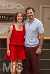 16.09.2026,  ARD-Telenovela STURM DER LIEBE, Fototermin zur 23.Staffel am Film-Set in München, bei Bavaria-Film in Geiselgasteig, in der Studio-Kulisse des fiktiven Hotels Fürstenhof. Die neue Staffel startet am 4.11.2026. v.li. Schauspielerin Pippa Fee Rupperti (Rolle Emilia Jakobi) und Schauspieler Jaime Ferkic (Rolle Massimo Foghetti) an der Rezeption in den Kulissen der Serie.  