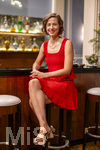 16.09.2026,  ARD-Telenovela STURM DER LIEBE, Fototermin zur 23.Staffel am Film-Set in München, bei Bavaria-Film in Geiselgasteig, in der Studio-Kulisse des fiktiven Hotels Fürstenhof. Die neue Staffel startet am 4.11.2026. Schauspielerin Pippa Fee Rupperti (Rolle Emilia Jakobi) an der Rezeption in den Kulissen der Serie.  