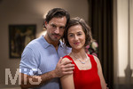 16.09.2026,  ARD-Telenovela STURM DER LIEBE, Fototermin zur 23.Staffel am Film-Set in München, bei Bavaria-Film in Geiselgasteig, in der Studio-Kulisse des fiktiven Hotels Fürstenhof. Die neue Staffel startet am 4.11.2026. v.re. Schauspielerin Pippa Fee Rupperti (Rolle Emilia Jakobi) und Schauspieler Jaime Ferkic (Rolle Massimo Foghetti) an der Rezeption in den Kulissen der Serie.  