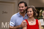 16.09.2026,  ARD-Telenovela STURM DER LIEBE, Fototermin zur 23.Staffel am Film-Set in München, bei Bavaria-Film in Geiselgasteig, in der Studio-Kulisse des fiktiven Hotels Fürstenhof. Die neue Staffel startet am 4.11.2026. v.re. Schauspielerin Pippa Fee Rupperti (Rolle Emilia Jakobi) und Schauspieler Jaime Ferkic (Rolle Massimo Foghetti) an der Rezeption in den Kulissen der Serie.  
