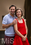 16.09.2026,  ARD-Telenovela STURM DER LIEBE, Fototermin zur 23.Staffel am Film-Set in München, bei Bavaria-Film in Geiselgasteig, in der Studio-Kulisse des fiktiven Hotels Fürstenhof. Die neue Staffel startet am 4.11.2026. v.re. Schauspielerin Pippa Fee Rupperti (Rolle Emilia Jakobi) und Schauspieler Jaime Ferkic (Rolle Massimo Foghetti) an der Rezeption in den Kulissen der Serie.  