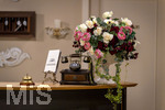 16.09.2026,  ARD-Telenovela STURM DER LIEBE, Fototermin zur 23.Staffel am Film-Set in München, bei Bavaria-Film in Geiselgasteig, in der Studio-Kulisse des fiktiven Hotels Fürstenhof.  Rezeption mit Telefon und Klingel.