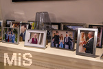 16.09.2026,  ARD-Telenovela STURM DER LIEBE, Fototermin zur 23.Staffel am Film-Set in München, bei Bavaria-Film in Geiselgasteig, in der Studio-Kulisse des fiktiven Hotels Fürstenhof.  Bilder der Darsteller auf dem Kamin 