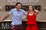 16.09.2026,  ARD-Telenovela STURM DER LIEBE, Fototermin zur 23.Staffel am Film-Set in München, bei Bavaria-Film in Geiselgasteig, in der Studio-Kulisse des fiktiven Hotels Fürstenhof. Die neue Staffel startet am 4.11.2026. v.re. Schauspielerin Pippa Fee Rupperti (Rolle Emilia Jakobi) und Schauspieler Jaime Ferkic (Rolle Massimo Foghetti) an der Rezeption in den Kulissen der Serie.  
