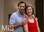 16.09.2026,  ARD-Telenovela STURM DER LIEBE, Fototermin zur 23.Staffel am Film-Set in München, bei Bavaria-Film in Geiselgasteig, in der Studio-Kulisse des fiktiven Hotels Fürstenhof. Die neue Staffel startet am 4.11.2026. v.re. Schauspielerin Pippa Fee Rupperti (Rolle Emilia Jakobi) und Schauspieler Jaime Ferkic (Rolle Massimo Foghetti) an der Rezeption in den Kulissen der Serie.  