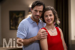16.09.2026,  ARD-Telenovela STURM DER LIEBE, Fototermin zur 23.Staffel am Film-Set in München, bei Bavaria-Film in Geiselgasteig, in der Studio-Kulisse des fiktiven Hotels Fürstenhof. Die neue Staffel startet am 4.11.2026. v.re. Schauspielerin Pippa Fee Rupperti (Rolle Emilia Jakobi) und Schauspieler Jaime Ferkic (Rolle Massimo Foghetti) an der Rezeption in den Kulissen der Serie.  