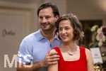 16.09.2026,  ARD-Telenovela STURM DER LIEBE, Fototermin zur 23.Staffel am Film-Set in München, bei Bavaria-Film in Geiselgasteig, in der Studio-Kulisse des fiktiven Hotels Fürstenhof. Die neue Staffel startet am 4.11.2026. v.re. Schauspielerin Pippa Fee Rupperti (Rolle Emilia Jakobi) und Schauspieler Jaime Ferkic (Rolle Massimo Foghetti) an der Rezeption in den Kulissen der Serie.  