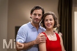 16.09.2026,  ARD-Telenovela STURM DER LIEBE, Fototermin zur 23.Staffel am Film-Set in München, bei Bavaria-Film in Geiselgasteig, in der Studio-Kulisse des fiktiven Hotels Fürstenhof. Die neue Staffel startet am 4.11.2026. v.re. Schauspielerin Pippa Fee Rupperti (Rolle Emilia Jakobi) und Schauspieler Jaime Ferkic (Rolle Massimo Foghetti) an der Rezeption in den Kulissen der Serie.  