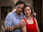 16.09.2026,  ARD-Telenovela STURM DER LIEBE, Fototermin zur 23.Staffel am Film-Set in München, bei Bavaria-Film in Geiselgasteig, in der Studio-Kulisse des fiktiven Hotels Fürstenhof. Die neue Staffel startet am 4.11.2026. v.re. Schauspielerin Pippa Fee Rupperti (Rolle Emilia Jakobi) und Schauspieler Jaime Ferkic (Rolle Massimo Foghetti) an der Rezeption in den Kulissen der Serie.  