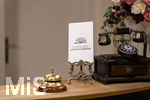 16.09.2026,  ARD-Telenovela STURM DER LIEBE, Fototermin zur 23.Staffel am Film-Set in München, bei Bavaria-Film in Geiselgasteig, in der Studio-Kulisse des fiktiven Hotels Fürstenhof.  Rezeption mit Telefon und Klingel.