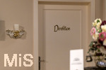16.09.2026,  ARD-Telenovela STURM DER LIEBE, Fototermin zur 23.Staffel am Film-Set in München, bei Bavaria-Film in Geiselgasteig, in der Studio-Kulisse des fiktiven Hotels Fürstenhof.  Schild an der Türe: Direktion